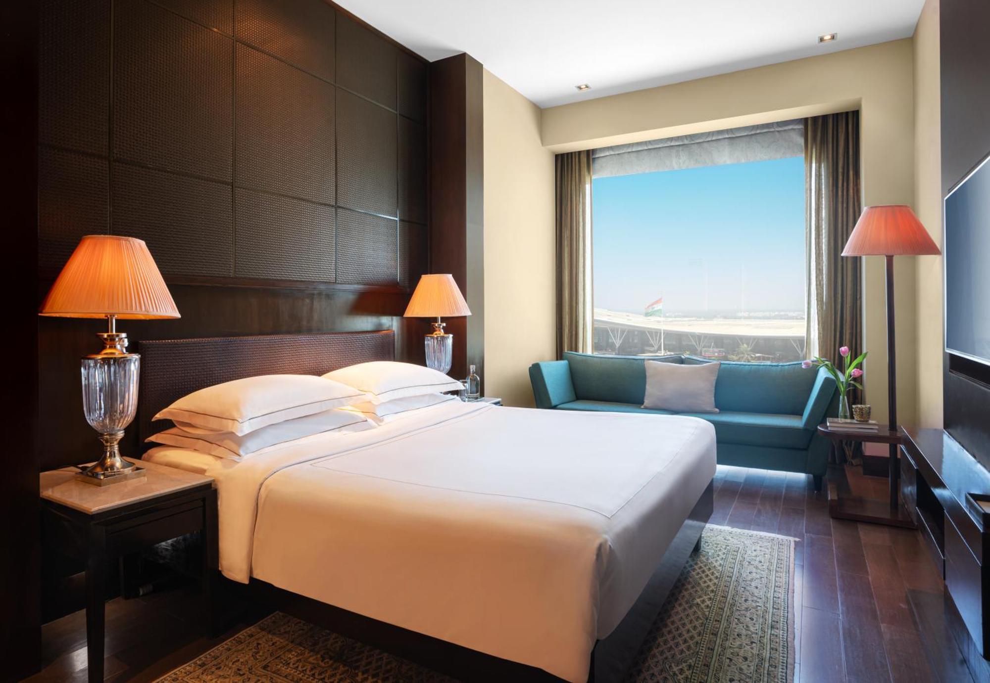 Luxury Suite King Bed Lounge Access & 2 way Airport Transfers